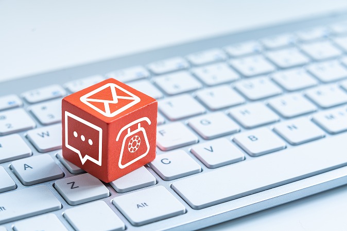 キーボード上赤キューブ